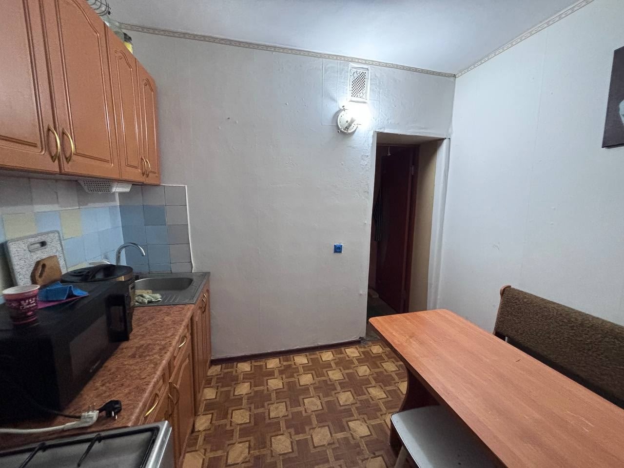 Продам 2-х комнатную квартиру в Центре города Луганск, улица Оборонная. 4-й этаж 9-ти этажного дома Площадь 53 м2 Просторная и светлая квартира. Комнаты изолированы, балкон, сан.узел совмещен (перепланировка узаконена) Инфраструктура: -Школа №5 в нескольких шагах от дома (школьный двор видно изокна) - Детская...