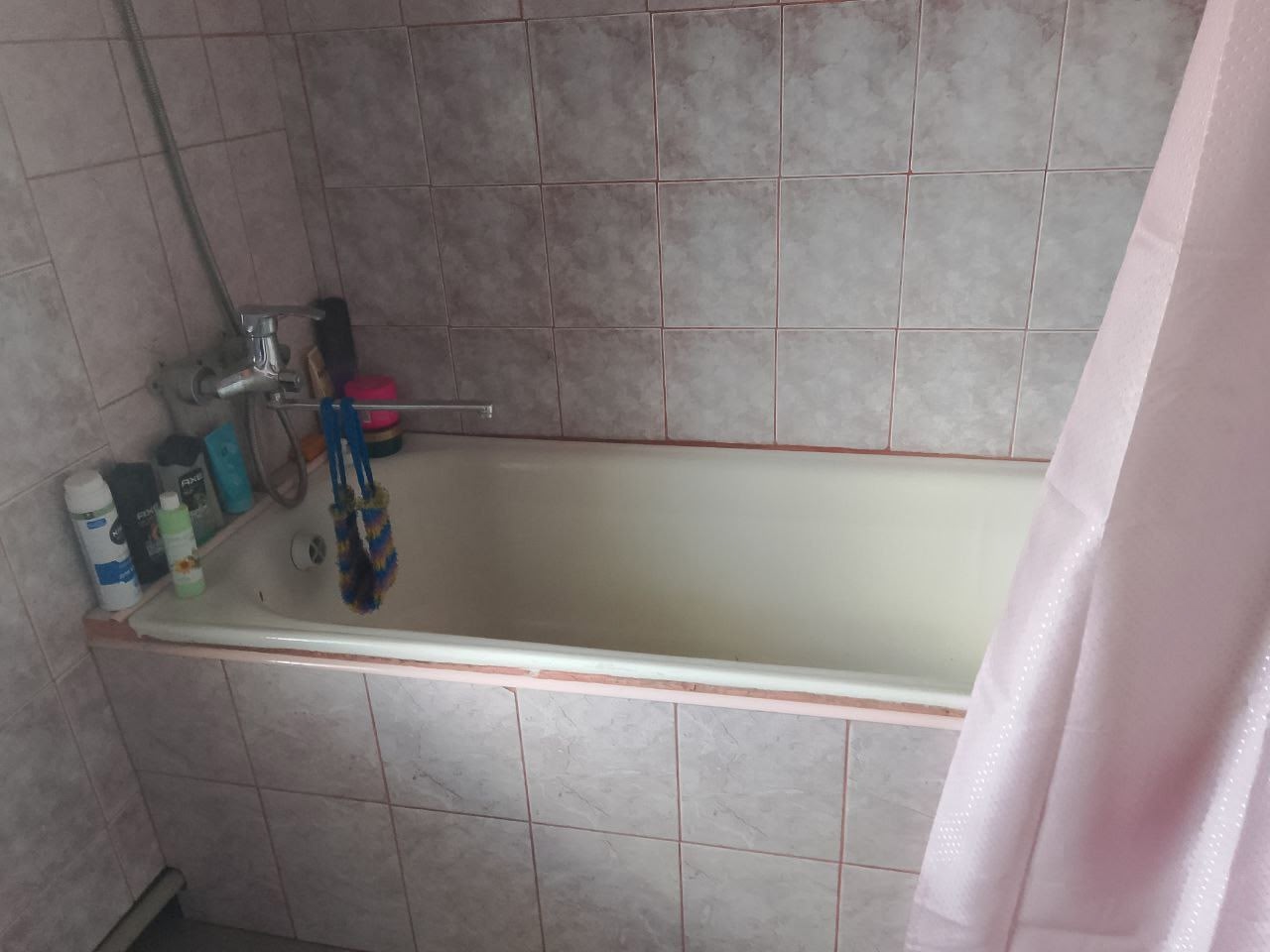 Продаётся дом в районе Залесье, ул им Крупской, состоит из 2-х домов соедененных коридором, в большом новом доме 1982г постройки 4 жилых комнаты, в маленьком доме сделана ванная комната и туалет, большая кухня, стоит газ котёл и печку тоже оставили, отопление газовое, но в любой момент можно сделать печным об...